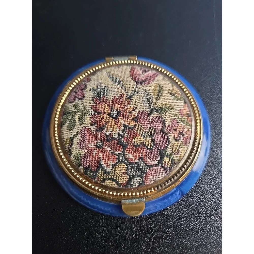 Vtg Compact Mirror Needlepoint Tapestry Petite Point Powder Puff Blue Bakelite